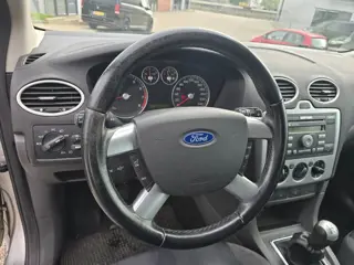 Foto 15 van Ford Focus Wagon 1.6-16V Futura Airco