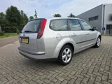 Foto 23 van Ford Focus Wagon 1.6-16V Futura Airco