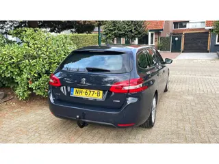 Foto 14 van Peugeot 308 SW 1.2 PureTech Blue Lease-Navi-Clima-Cruise-APK