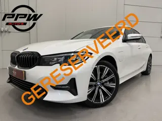 BMW 3-serie 320e Edition CAMERA/LEER-SPORT/MEMORY/LIVE COCKPIT PRO/LED/CARPLAY/SFEER/18"/PRIVACY/SHA