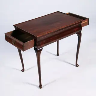 Hollandse wandtafel of theetafel 18e eeuw  met aan elke zijkant een kleine lade