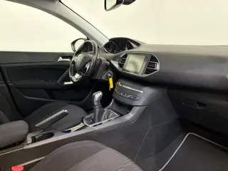 Foto 19 van Peugeot 308 SW 1.2 PureTech Blue Lease Executive (bj 2015)