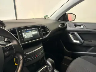 Foto 14 van Peugeot 308 SW 1.2 PureTech Blue Lease Executive (bj 2015)