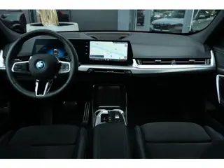 Foto 13 van BMW X1 xDrive25e M Sport | 245PK | Pano | HUD | 360° | 20" | Keyless | Premium Pack | Travel Pack |