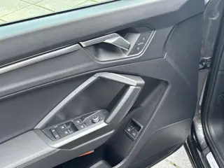 Foto 19 van Audi Q3 45 TFSI e S edition (bj 2023, automaat)