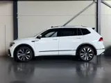 Foto 25 van Volkswagen Tiguan Allspace 1.5 TSI R-Line 7pers, Panodak, ACC, Trekhaak, BTW, Leer, 20", Sfeerverlic