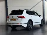 Foto 26 van Volkswagen Tiguan Allspace 1.5 TSI R-Line 7pers, Panodak, ACC, Trekhaak, BTW, Leer, 20", Sfeerverlic