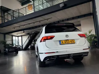 Foto 18 van Volkswagen Tiguan Allspace 1.5 TSI R-Line 7pers, Panodak, ACC, Trekhaak, BTW, Leer, 20", Sfeerverlic