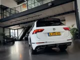 Foto 28 van Volkswagen Tiguan Allspace 1.5 TSI R-Line 7pers, Panodak, ACC, Trekhaak, BTW, Leer, 20", Sfeerverlic