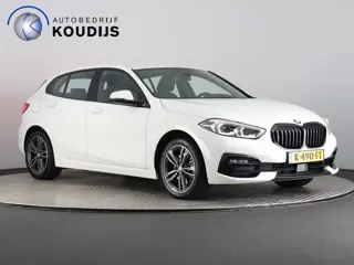 BMW 1-serie 118i Executive Edition (NL-Auto / Afn. trekhaak / Digitaal dashboard / Carplay / Cruise)