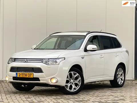 Mitsubishi Outlander 2.0 PHEV Instyle (BENZINE MOTOR MAAKT RATELEND GELUID )