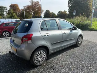 Foto 14 van Toyota Yaris 1.3 VVTi Aspiration ( Automaat + Airco )