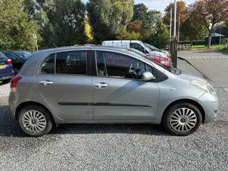 Foto 15 van Toyota Yaris 1.3 VVTi Aspiration ( Automaat + Airco )
