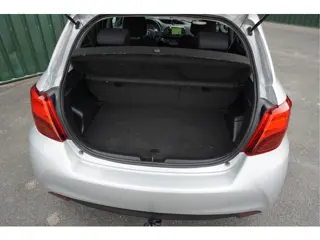 Foto 12 van Toyota Yaris 1.5 Full Hybrid Dynamic + Trekhaak/ Camera/ Navi/ Keyless/ Cruise/ Airco/ Garantie!