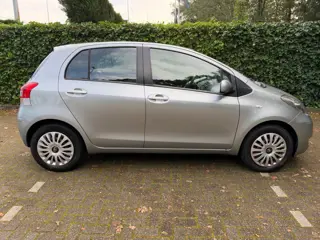 Foto 17 van Toyota Yaris 1.3 VVTi Aspiration Automaat|1e Eigenaar|Cruise|Trekhaak|Volledig onderhouden