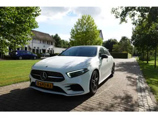 Mercedes-Benz A-Klasse 200 Business Solution AMG | Panorama dak | Sfeerverlichting | Memory | Stoelv