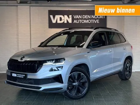 SKODA KAROQ 1.5 TSI Sportline Business DSG Pano Virtual ACC Trekhaak Stoelverw 18''