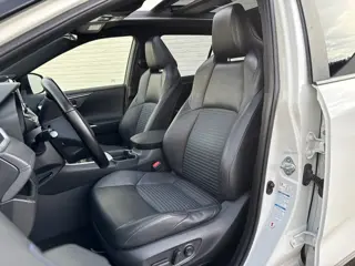 Foto 15 van Toyota RAV4 2.5 Hybrid AWD Bi-Tone Trekhaak Leder Panorama JBL Verwarmde voorruit en stuur