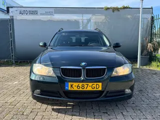 Foto 13 van BMW 3-serie Touring 318i - Airco-Cruise-PDC- APK 03-27