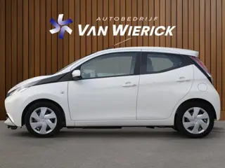 Foto 12 van Toyota Aygo 1.0 VVT-i x-play | Camera | Bluetooth | Airco | Zuinig! | Origineel NL
