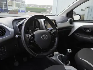 Foto 19 van Toyota Aygo 1.0 VVT-i x-play | Camera | Bluetooth | Airco | Zuinig! | Origineel NL