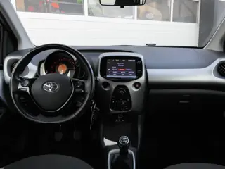 Foto 17 van Toyota Aygo 1.0 VVT-i x-play | Camera | Bluetooth | Airco | Zuinig! | Origineel NL