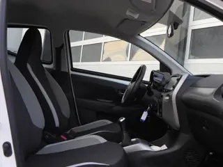 Foto 16 van Toyota Aygo 1.0 VVT-i x-play | Camera | Bluetooth | Airco | Zuinig! | Origineel NL
