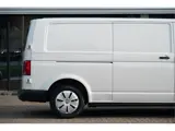 Foto 29 van Volkswagen Transporter 2.0 TDI L2H1 28 | Cruise | Airco | Bluetooth | Betimmering |