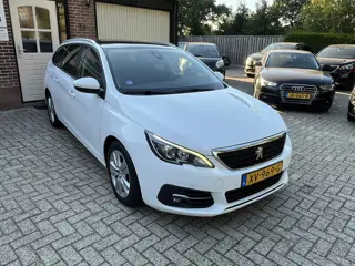 Foto 17 van Peugeot 308 SW 1.2 PureTech Blue Lease Executive DAB+