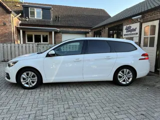 Foto 15 van Peugeot 308 SW 1.2 PureTech Blue Lease Executive DAB+