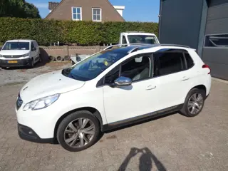 Foto 12 van Peugeot 2008 1.2 PureTech Féline Ecc, Panorama dak, Carplay/android, trekhaak, metallic lak