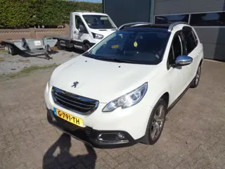 Foto 13 van Peugeot 2008 1.2 PureTech Féline Ecc, Panorama dak, Carplay/android, trekhaak, metallic lak