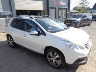 Foto 11 van Peugeot 2008 1.2 PureTech Féline Ecc, Panorama dak, Carplay/android, trekhaak, metallic lak