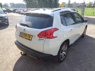 Foto 14 van Peugeot 2008 1.2 PureTech Féline Ecc, Panorama dak, Carplay/android, trekhaak, metallic lak