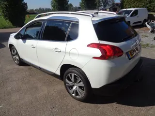 Foto 15 van Peugeot 2008 1.2 PureTech Féline Ecc, Panorama dak, Carplay/android, trekhaak, metallic lak