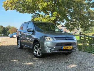 Mitsubishi Outlander 2.0 PHEV Instyle | Leder + Schuif kantel dak + Cruise + Clima nu € 4.975,-!!!