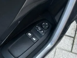 Foto 13 van Peugeot 2008 1.2 PureTech Blue Lion | 'Hoge instap' | 1e Eig | NL Auto