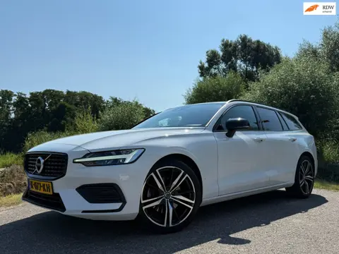 Volvo V60 2.0 B3 R-Design Automaat / Camera / Apple CarPlay-Android Auto / 19" Velgen / Stuur-/Stoel
