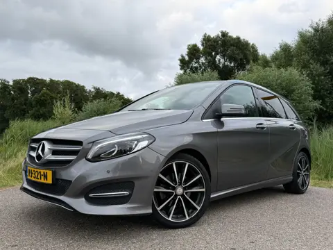Mercedes-Benz B-klasse 180 Activity Edition Automaat | AMG-Line | 1e Eigenaar | Leder | 18" Velgen |