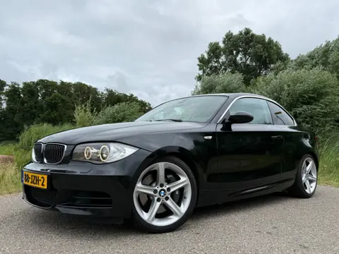 BMW 1-serie Coupé 135i High Executive | Origineel NL | Handgeschakeld | 18" Velgen | Stoelverwarming