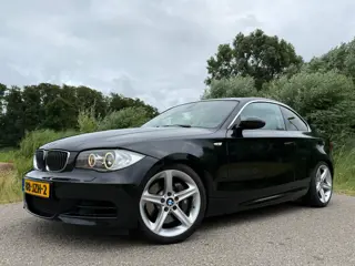 BMW 1-serie Coupé 135i High Executive | Origineel NL | Handgeschakeld | 18" Velgen | Stoelverwarming
