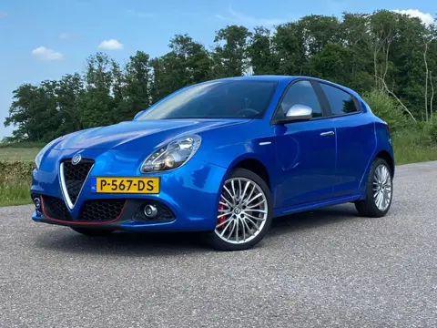 Alfa Romeo Giulietta 1.4 Turbo / Unieke Staat!! / Airco / Navigatie / Rood Leder / PDC / Led Verlich