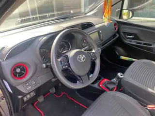 Foto 19 van Toyota Yaris 1.5 VVT-i Design 5 -deurs Super lage KM stand, PRACHTIGE AUTO !! LIMITED EDITION, 1 JAA