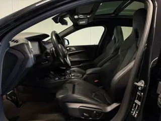 Foto 11 van BMW 1-serie M135i xDrive High Executive Panodak Leder HUD Harman Kardon Camera Carplay Dealer Onderh