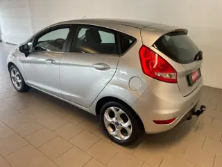 Foto 18 van Ford Fiesta 1.6 Titanium AIRCO ELEK RAMEN CENT VERG VELGEN TREKHAAK NWE APK INRUIL MOG ZEER NETTE AU