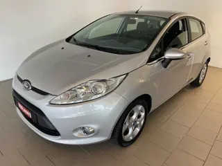 Foto 14 van Ford Fiesta 1.6 Titanium AIRCO ELEK RAMEN CENT VERG VELGEN TREKHAAK NWE APK INRUIL MOG ZEER NETTE AU