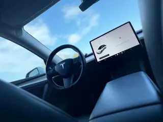 Foto 13 van Tesla MODEL Y Long Range AWD 75 kWh - Pearl White - Panorama/Leder - SOH 91%
