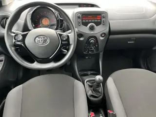 Foto 11 van Toyota Aygo 1.0 VVT-i x-fun | 5 deurs | Airconditioning | Bluetooth | Elektrische ramen voor | Centr