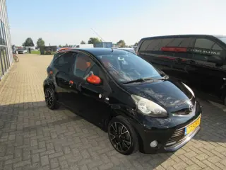 Foto 12 van Toyota Aygo 1.0 VVT-i Dynamic Orange