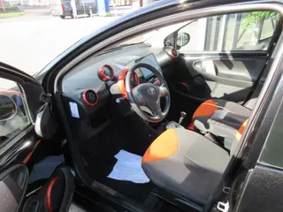 Foto 13 van Toyota Aygo 1.0 VVT-i Dynamic Orange